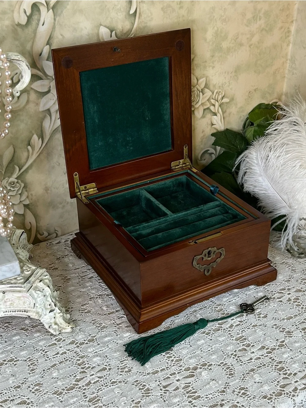 Bombay Jewelry Box locking with key, green velvet, removable tray ring holder